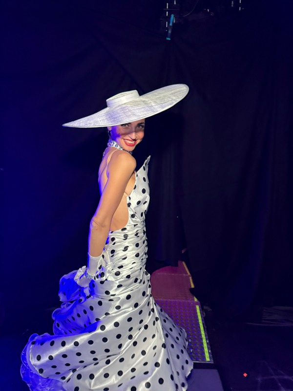 Ekaterina Leonova im Abendkleid hinter der Bühne
